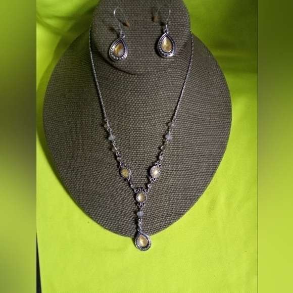 Silvertone yellow faceted Avon necklace Earring set - Picture 6 of 6